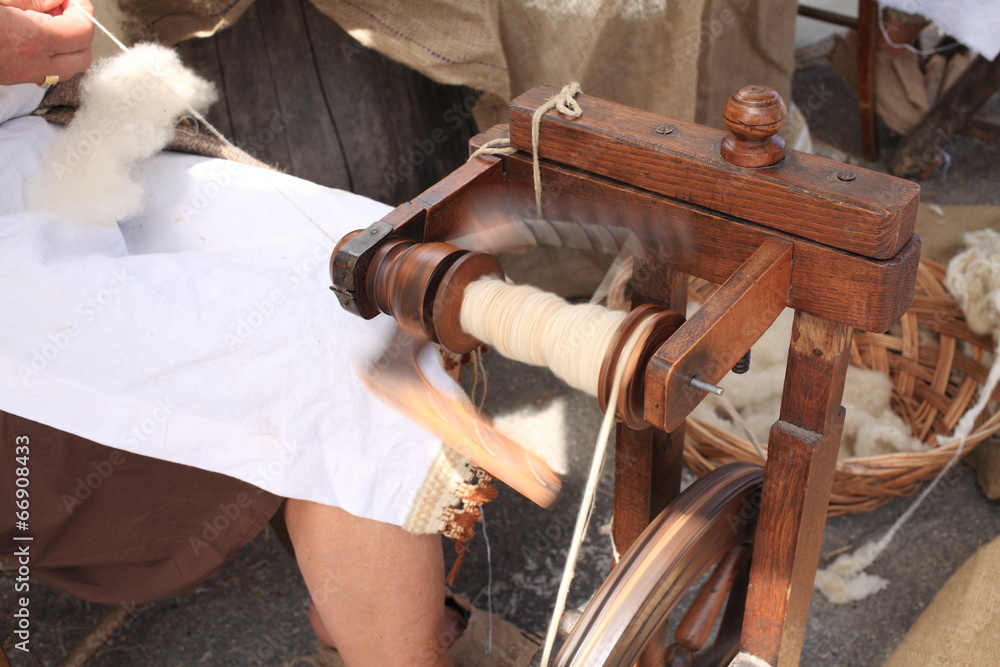 filare la lana con fuso antico strumento Stock Photo | Adobe Stock