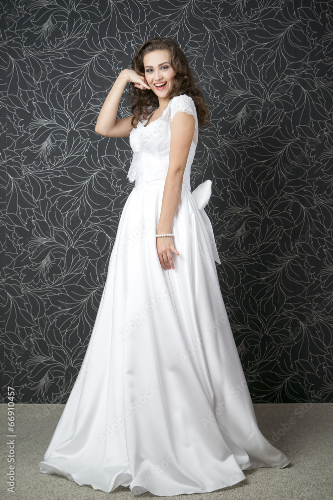 Fototapeta premium Beautiful woman in white wedding dress