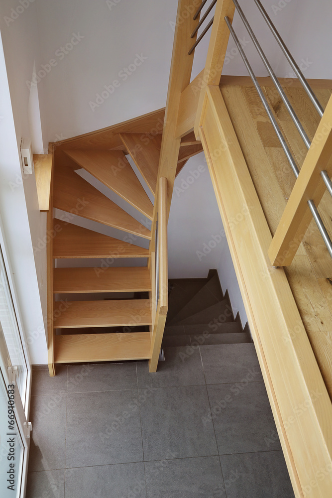 Obraz premium escalier tournant en bois
