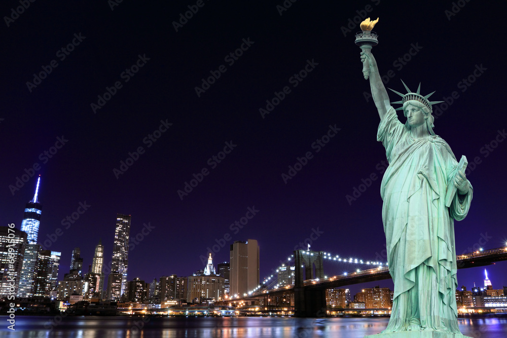 Fototapeta premium Most Brookliński i Statua Wolności w nocy