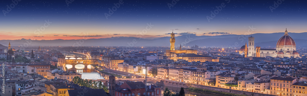 Fototapeta premium Rzeka Arno i Ponte Vecchio o zachodzie słońca, Florencja