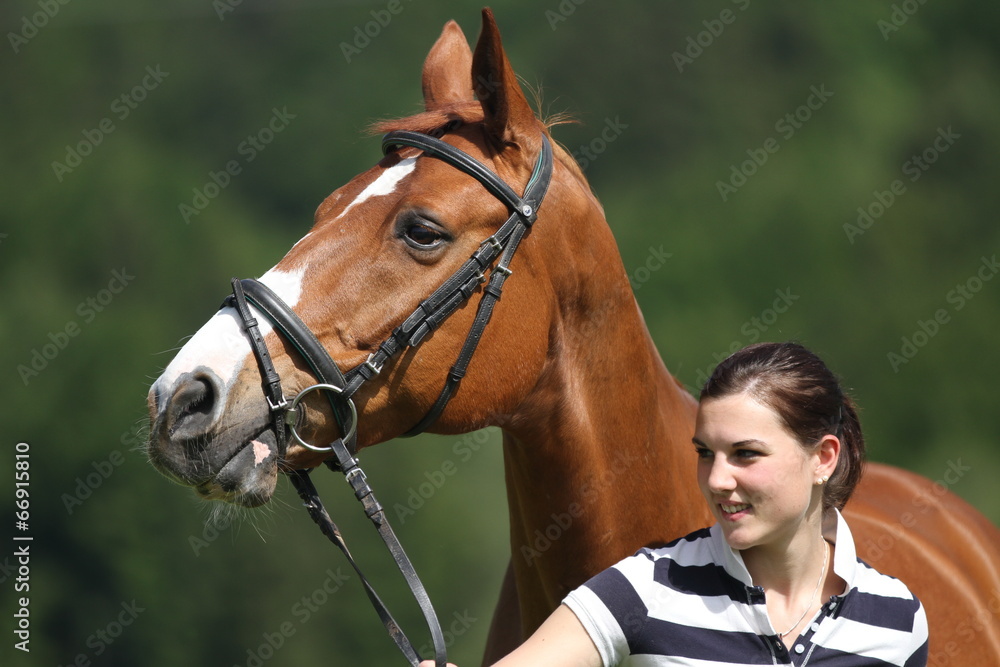 Fototapeta premium Mädchen mit Pferd im Grünen