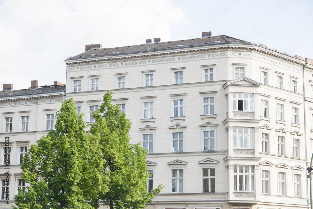 Altbau in Deutschland, Haus und Baum in Berlin