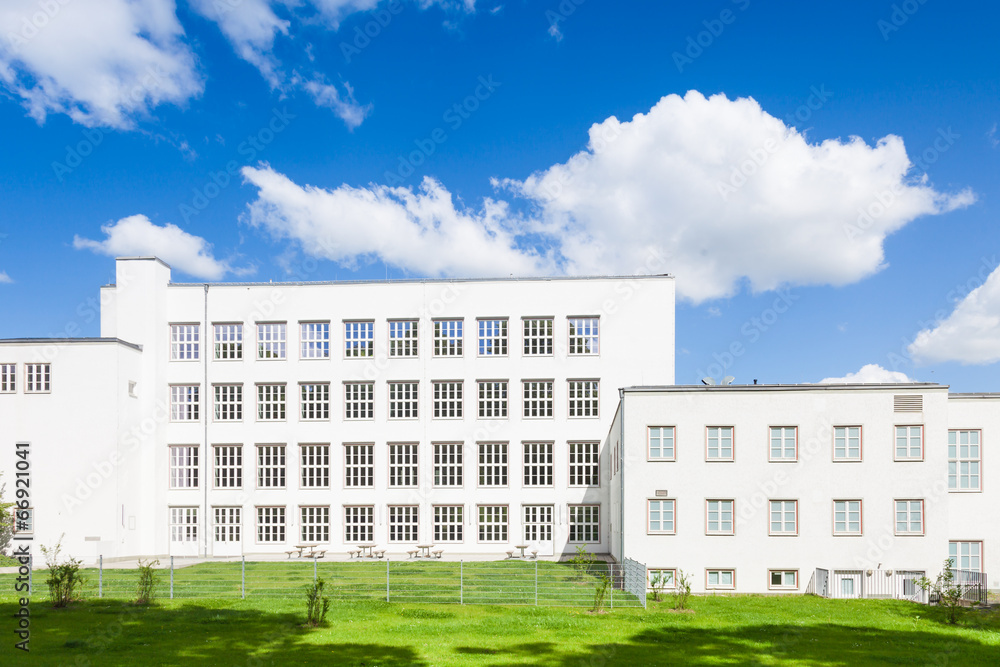 Bürogebäude in Deutschland  - Büros und Bäume