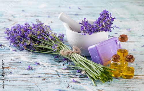 Fototapeta Naklejka Na Ścianę i Meble -  Fresh lavender on wood
