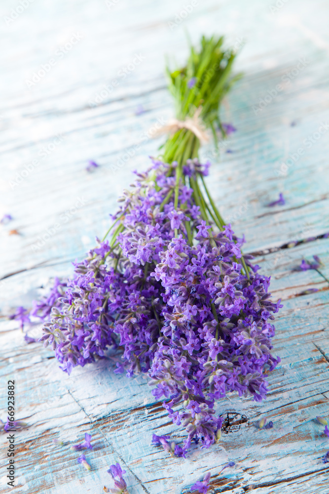 Fresh lavender on wood - obrazy, fototapety, plakaty 