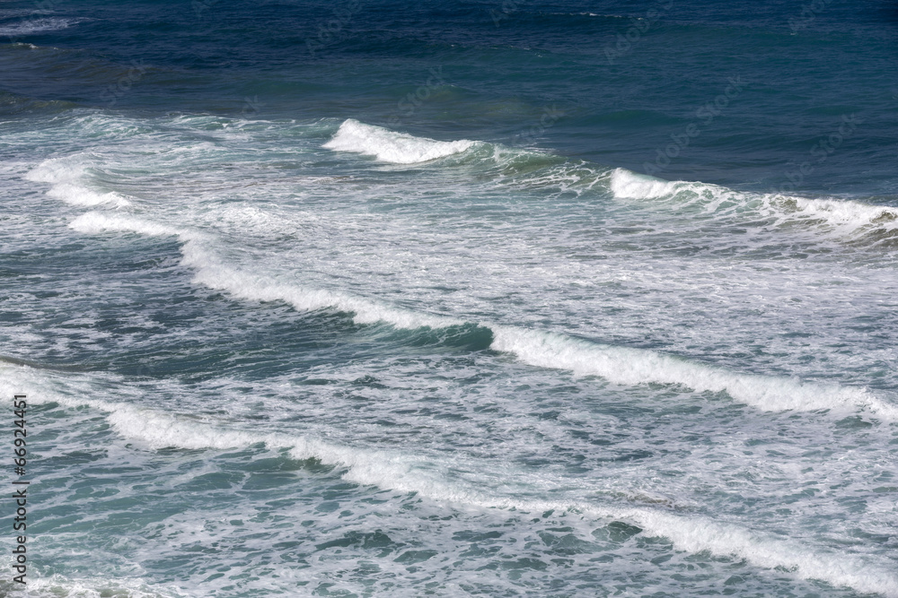 Wellen an der Nordküste von Karpathos, Griechenland