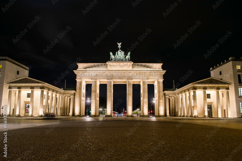 brandenburg gate at night