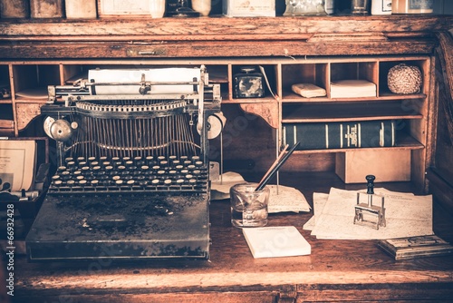 stara-maszyna-do-pisania-i-biurko-vintage