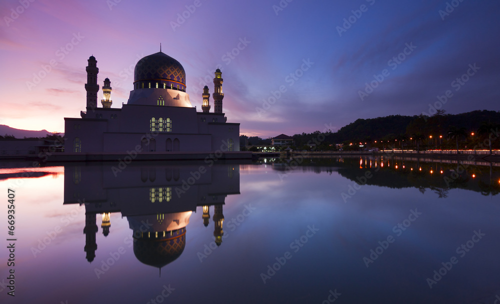 Obraz premium Kota Kinabalu city mosque at sunrise in Sabah, Malaysia