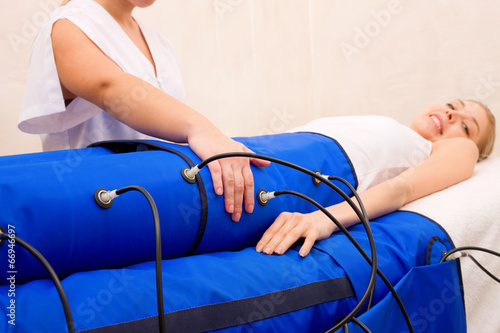 Φωτογραφία legs pressotherapy machine on woman in beauty center