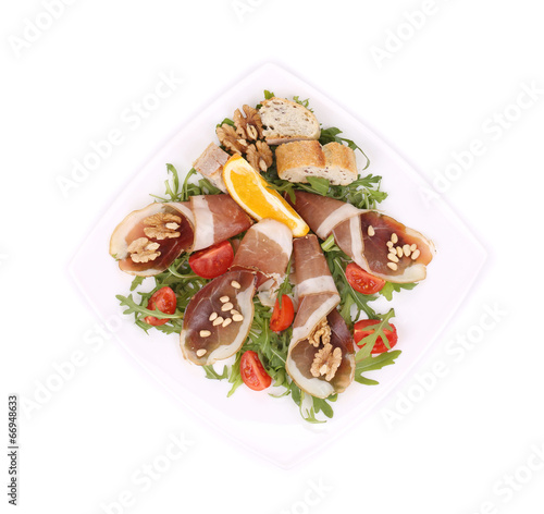 Salad with arugula and prosciutto.