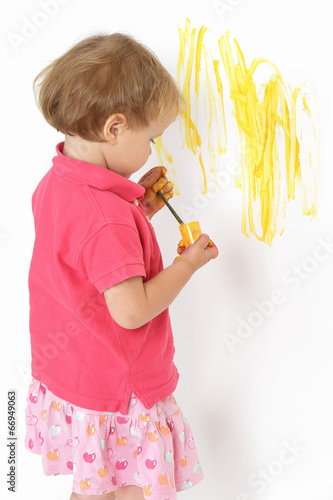 malująca dziwczynka żółtą farbą