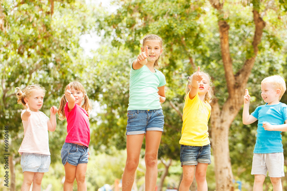 Fototapeta premium Group of happy children showing thumbs up