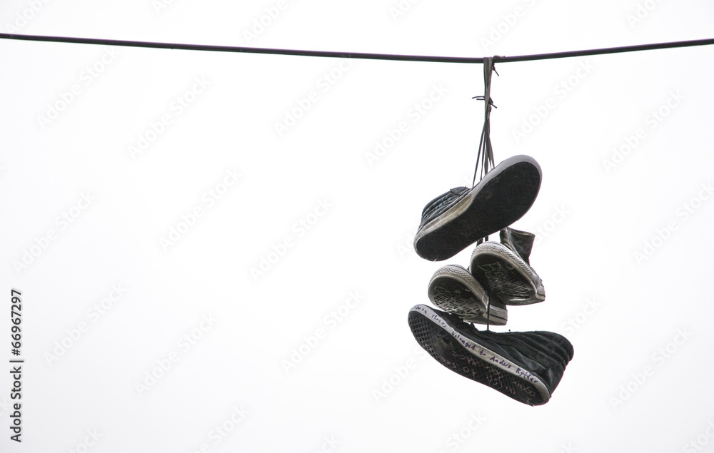 Fototapeta premium Scarpe appese ad un cavo - Berlino
