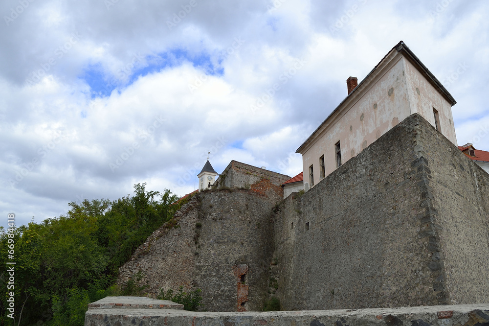 внешние каменные крепостные стены