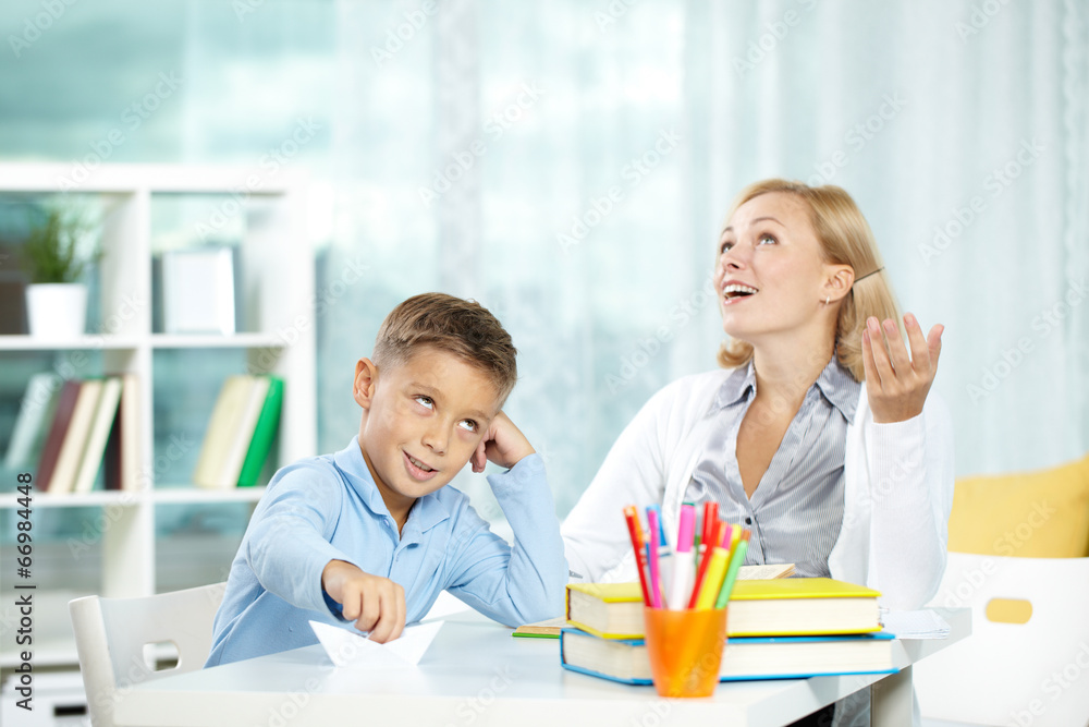 Obraz premium Boy with paper plane