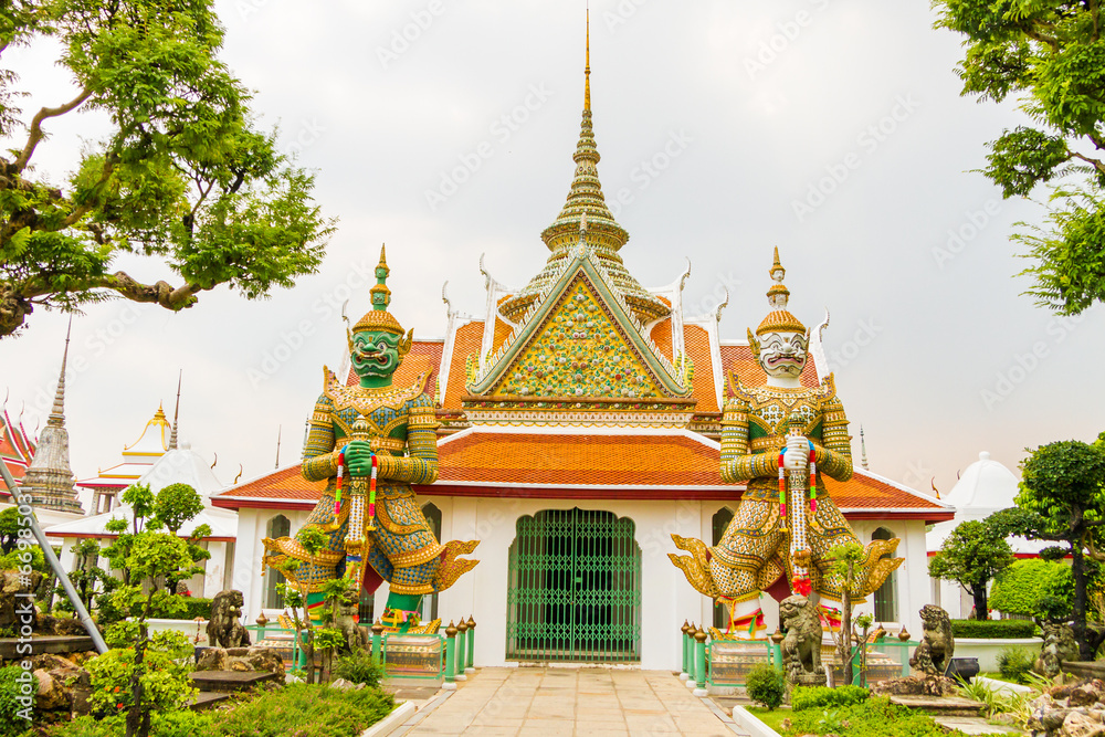 twin giant in wat arun