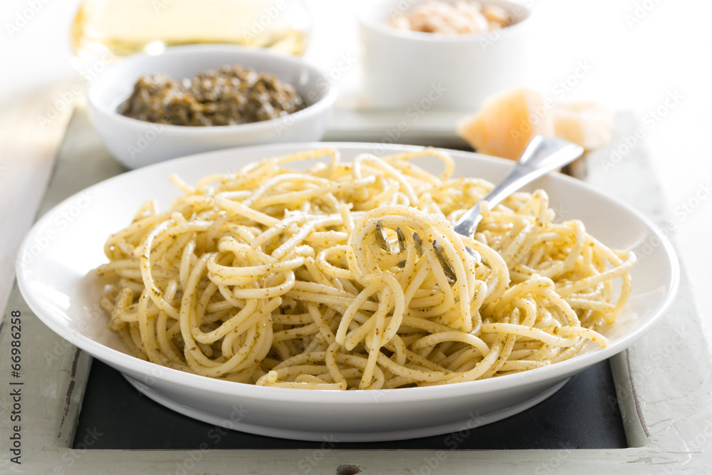 spaghetti with pesto and cheese
