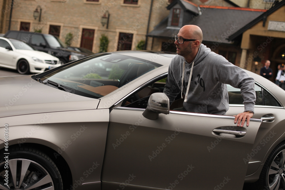 Fototapeta premium Mann steigt in Luxus Limousine