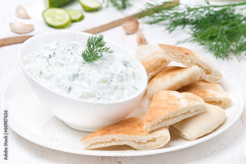 Tableau sur toile yoghurt sauce tzatziki with pieces of pita bread