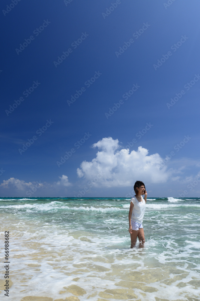 ビーチで寛ぐ女性