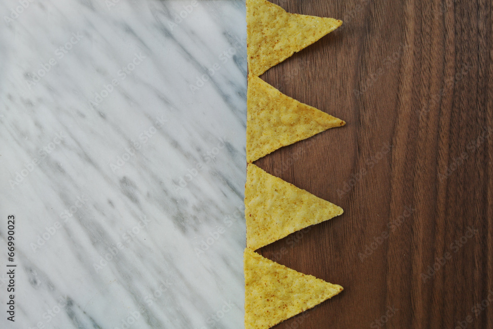 Ταπετσαρία Nachos on wooden background