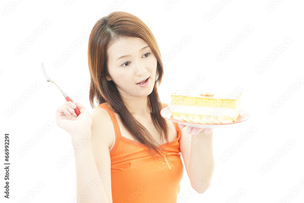 お菓子を食べる笑顔の女性