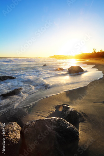 Coucher de soleil sur les plage de sable noir, La Réunion.