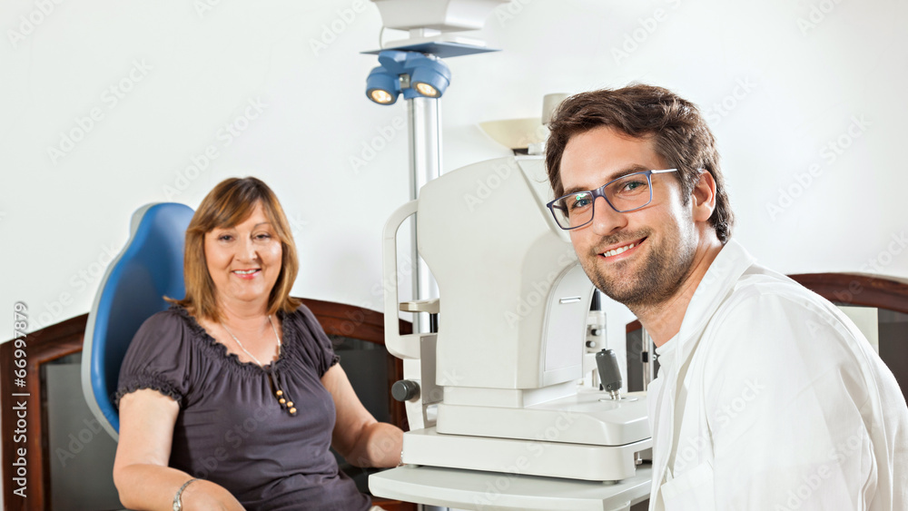 Obraz premium At the Optician