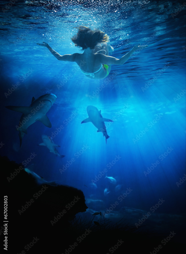 Fototapeta premium Młoda kobieta pływanie ze sarkami ja