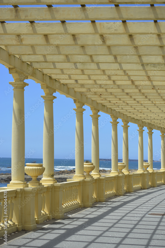 Fototapeta premium Seafront and architecture vintage colonnade in Porto coast, Port