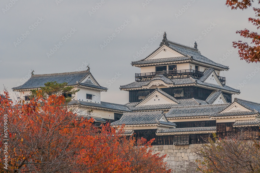 秋の松山城の大天守と一ノ門南櫓と小天守