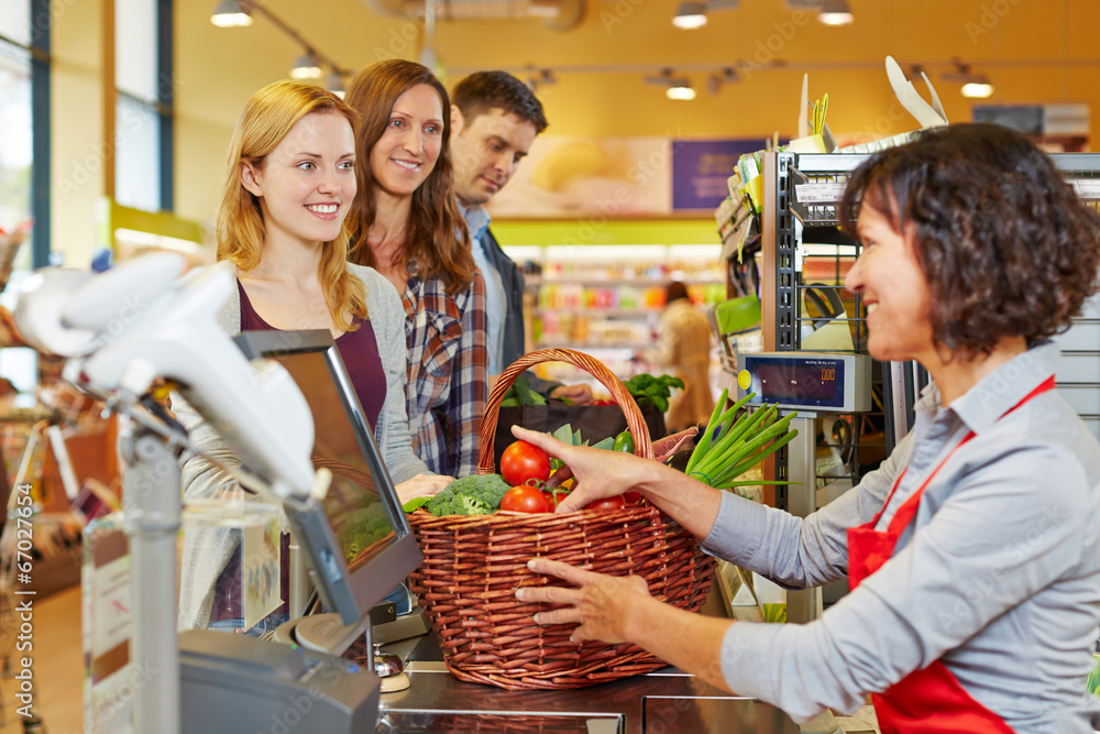 Frau bezahlt Gemüse an der Kasse im Supermarkt Stock Photo Adobe Stock