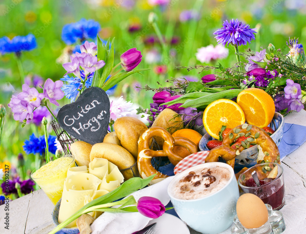 Guten Morgen: Frühstück im Freien genießen :) Stock-Foto | Adobe Stock