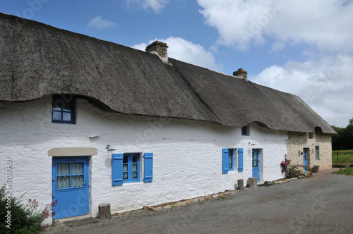 Bretagne, old thatched cottage in Saint Lyphard photo