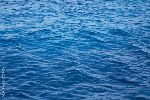 Fototapeta Naklejka Na Ścianę i Meble -  Wasser blau als Hintergrund mit Wellen