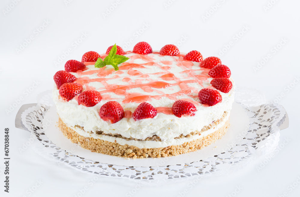 Torte Erdbeer Frischkäse isoliert als Freisteller Torte Erdbeer Frischkäse isoliert als Freisteller