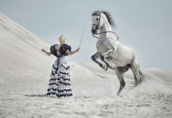 Sierkussen Foto van de dag Blonde amazone traint haar paard  © konradbak