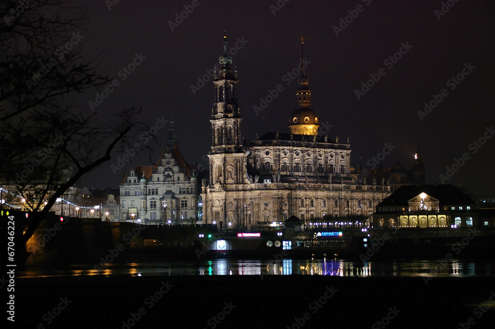 Neustädter Ufer Dresden bei Nacht