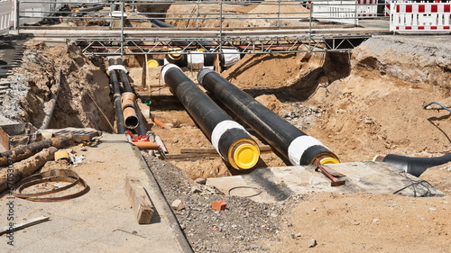 Grosse neue Fernwärmerohre werden zur Montage bereitgelegt