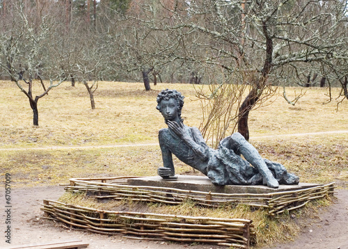 Foto Sculpture of young Alexander Pushkin in Mikhaylovskoye, Russia