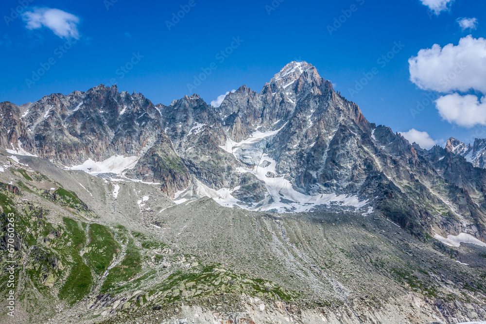 The Aiguille du Moine (l) and the Grande Rocheuse (c) in the fre