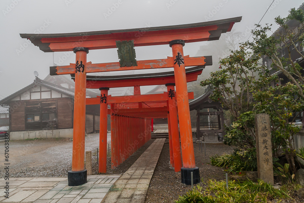 長林稲荷大明神の鳥居