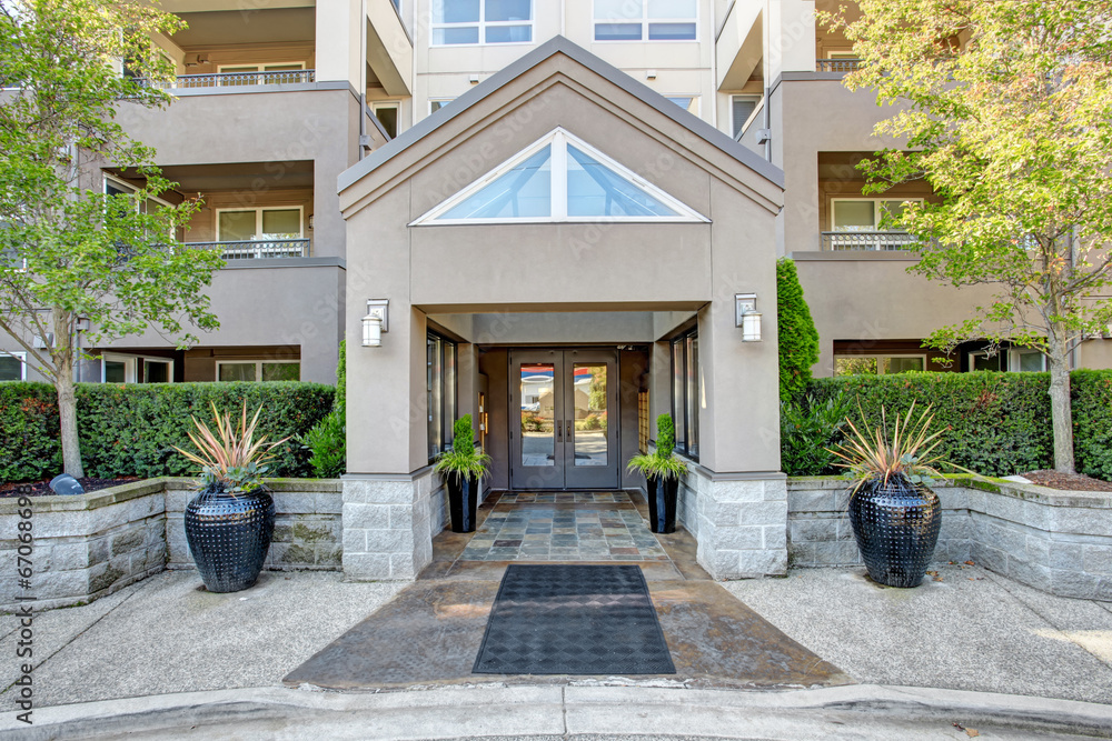 Park avenue residential building. Entrance view