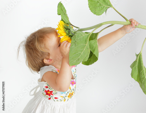 dziecko wąchające słonecznik