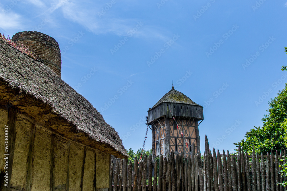 Toit de chaume et donjon au Fort de l'An Mil au Puy du Fou