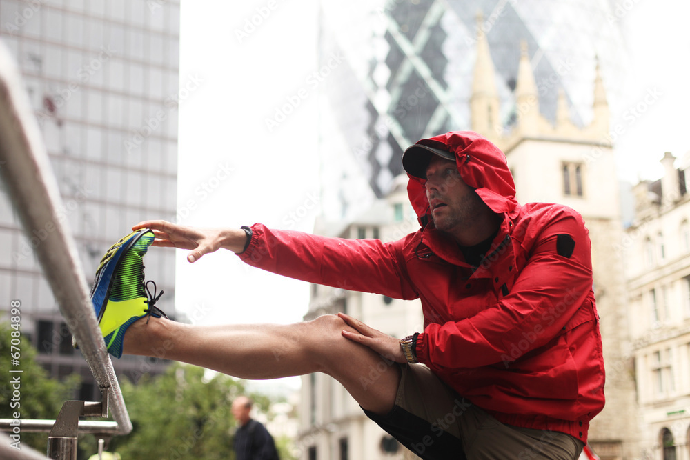 mit einer roten Jacke in London joggen Stock Photo | Adobe Stock