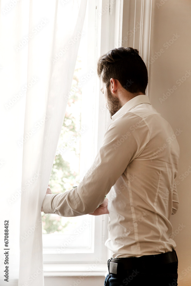 Am Fenster stehen Am Fenster stehen