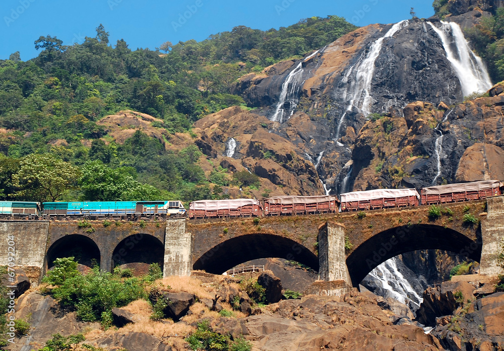 Dudhsagar Waterfall vand Railroad Bridge